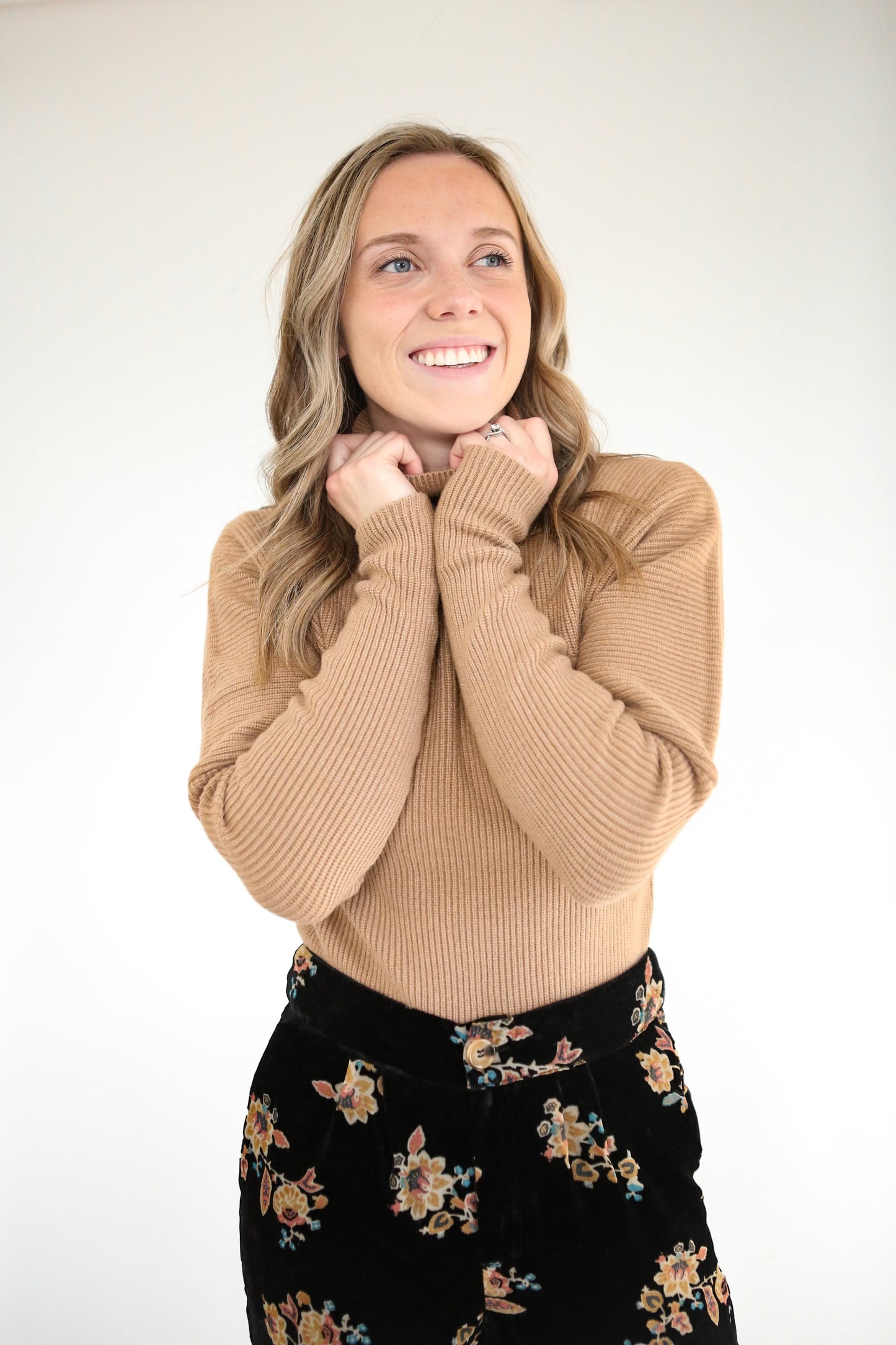 Lola Turtleneck Sweater - Camel